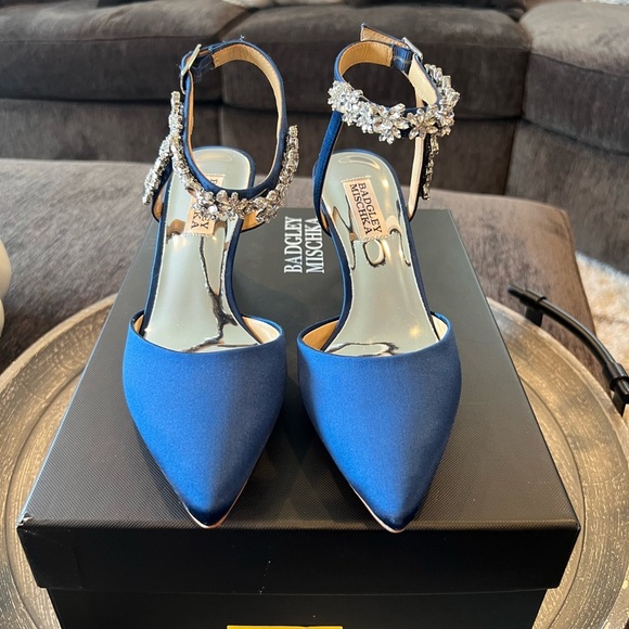 Badgley Mischka Esmeralda
Embellished Pointed Toe Royal Blue Silk pump h… - Picture 11 of 12